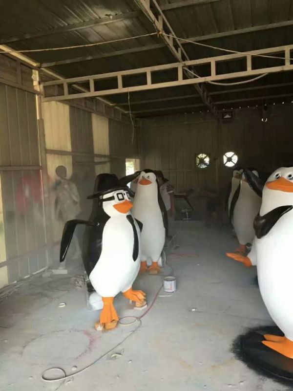 抽象企鹅雕塑 店门口彩绘雕塑 步行街摆件 抽象企鹅雕塑 店门口彩绘雕塑 步行街摆件