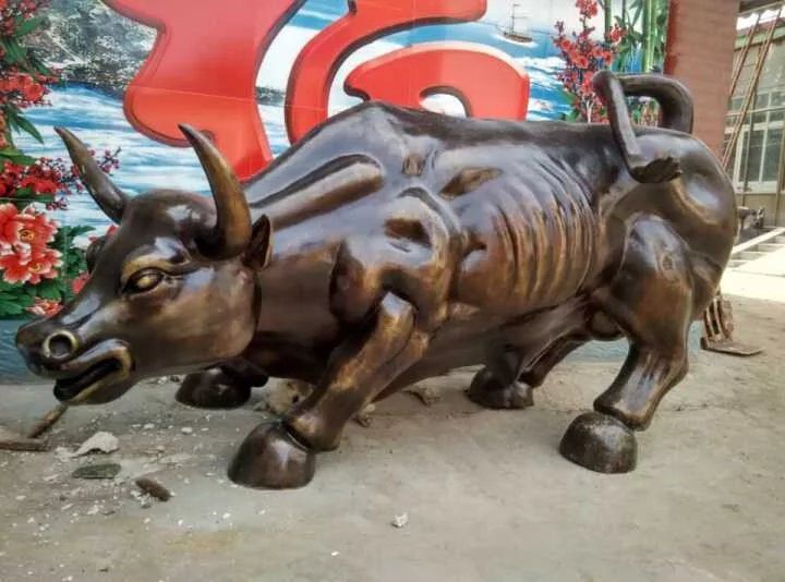 创意开荒牛雕塑 步行街店门口雕塑 动物小品 创意开荒牛雕塑 步行街店门口雕塑 动物小品