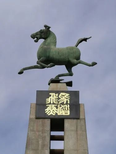 创意马踏飞燕雕塑 步行街店门口雕塑 动物小品 创意马踏飞燕雕塑 步行街店门口雕塑 动物小品