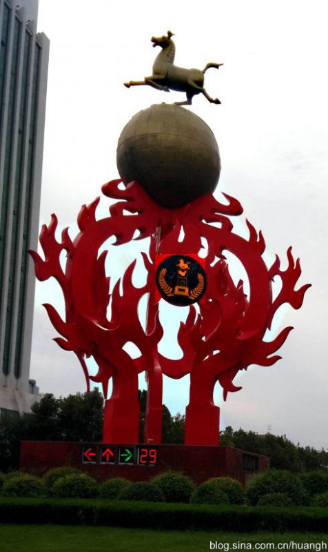 城市马踏飞燕雕塑 风景区彩绘雕塑 抽象摆件 城市马踏飞燕雕塑 风景区彩绘雕塑 抽象摆件